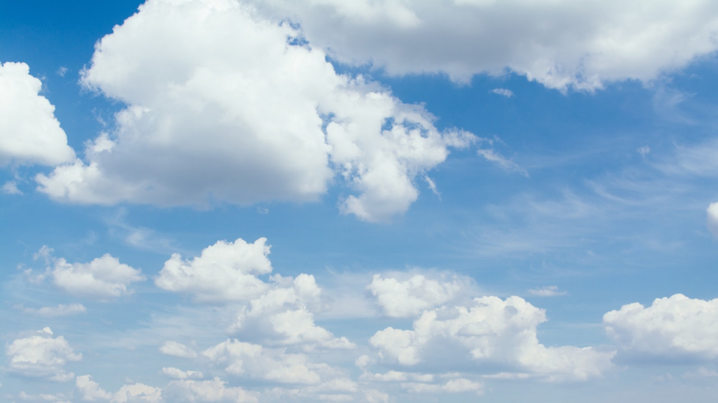 青空と白い雲　雲多めの無料バーチャル背景素材