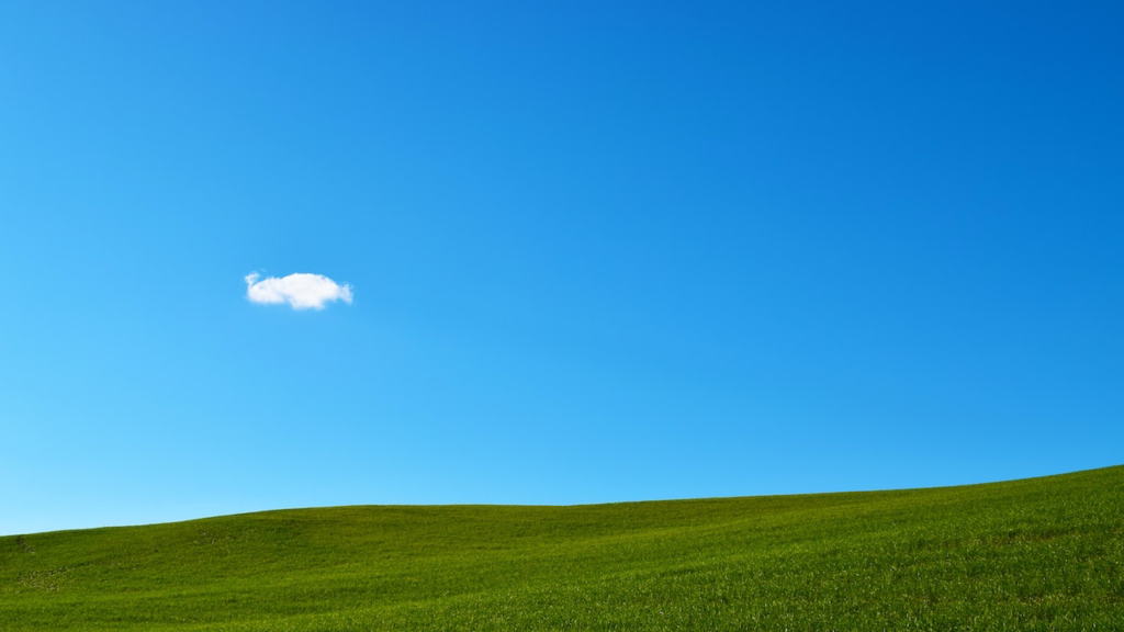 リモートワークや打ち合わせに使える無料のバーチャル背景 青い空と草原 ぽっかり浮かぶ雲 バーチャル背景のフリー素材集 V背景