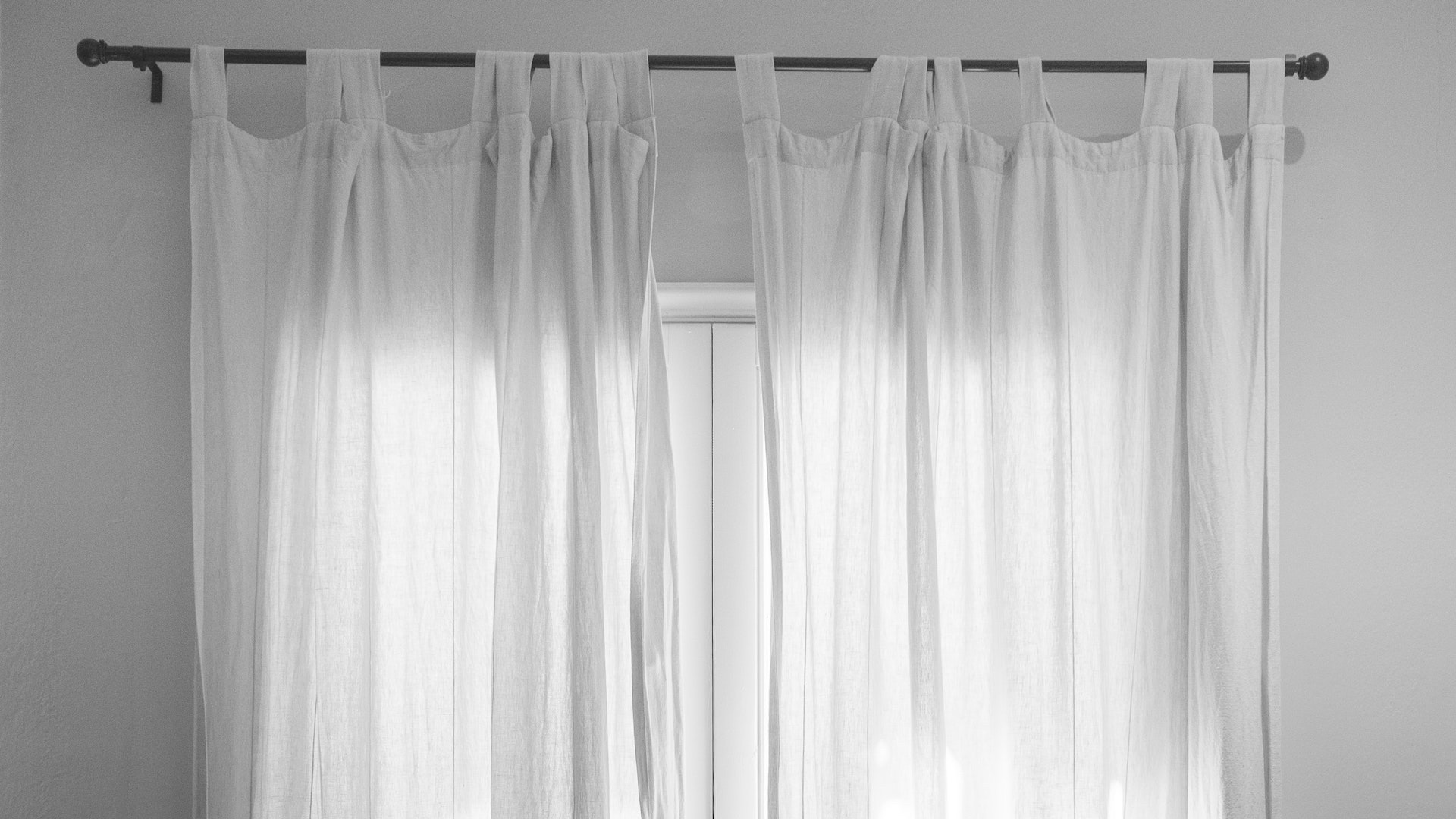 白いコットンのカーテンのかかる窓の無料バーチャル背景素材