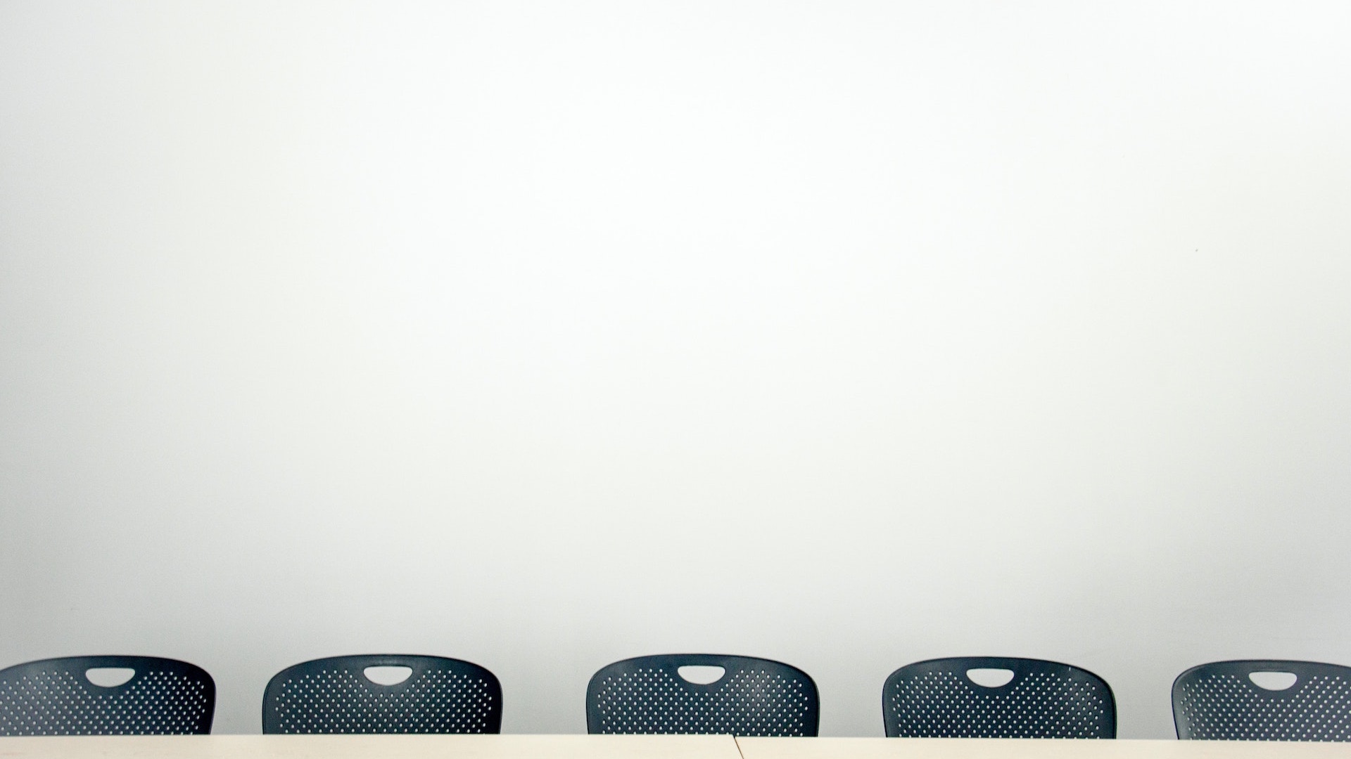 会議室と横並びの椅子の無料バーチャル背景素材