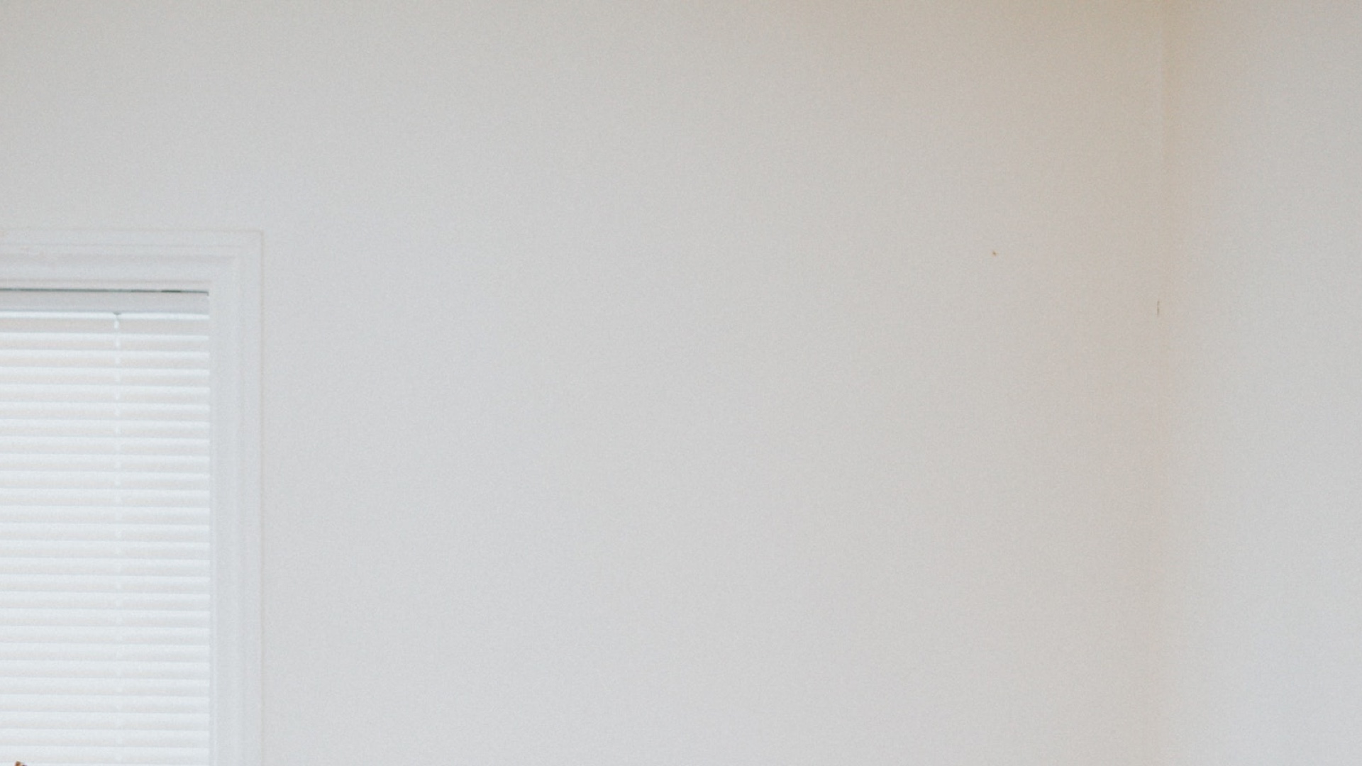 ブラインドのある窓の一部と白い壁の無料バーチャル背景素材