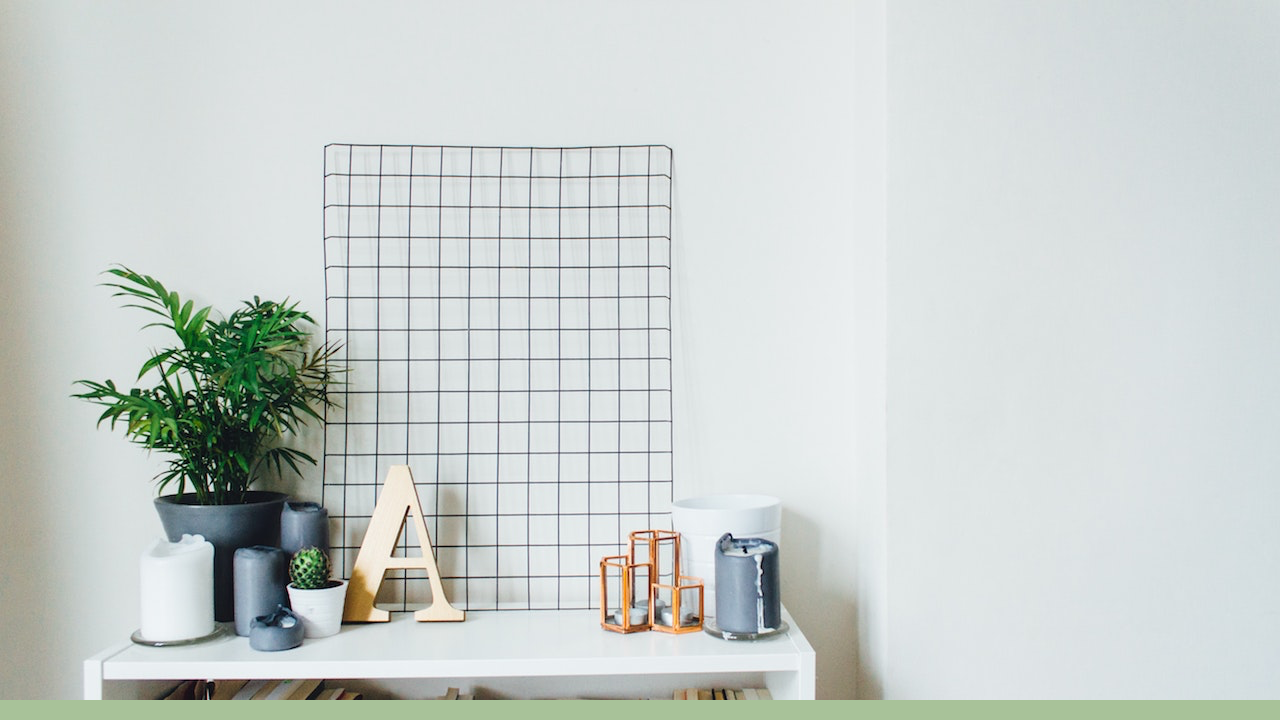 白い壁と机と観葉植物の無料バーチャル背景素材