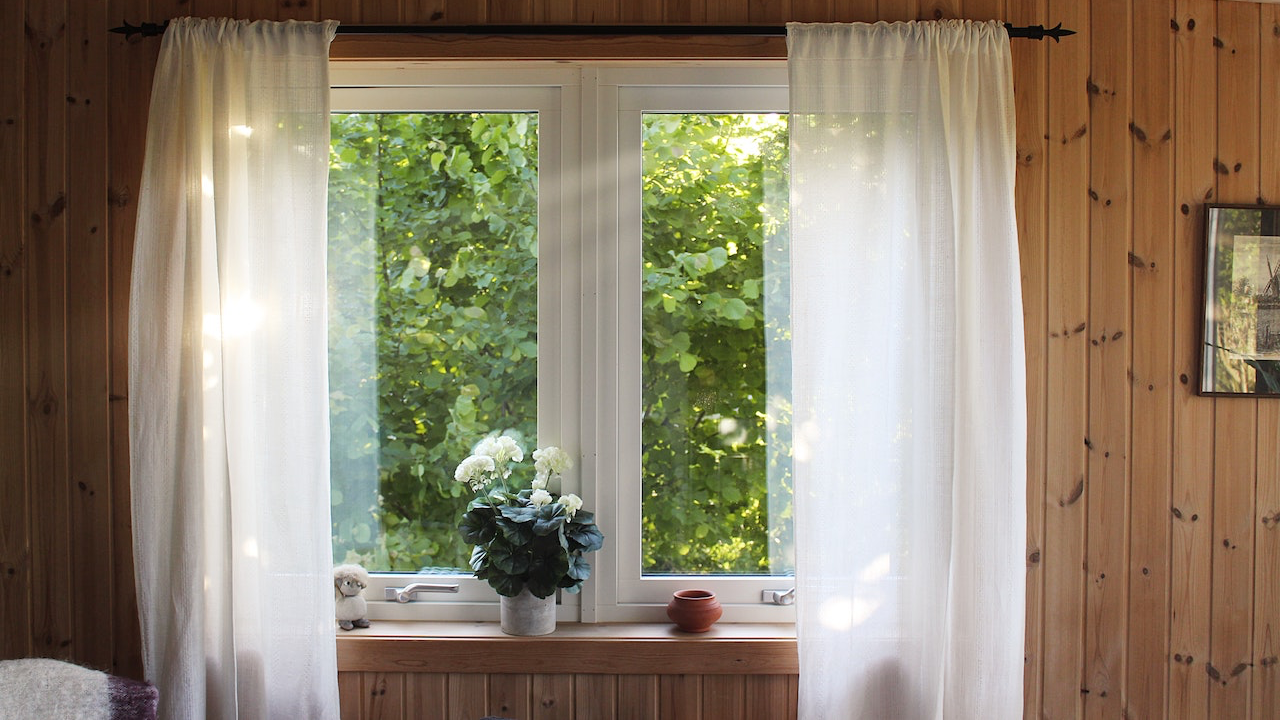 白いカーテンと大きな窓の無料バーチャル背景素材