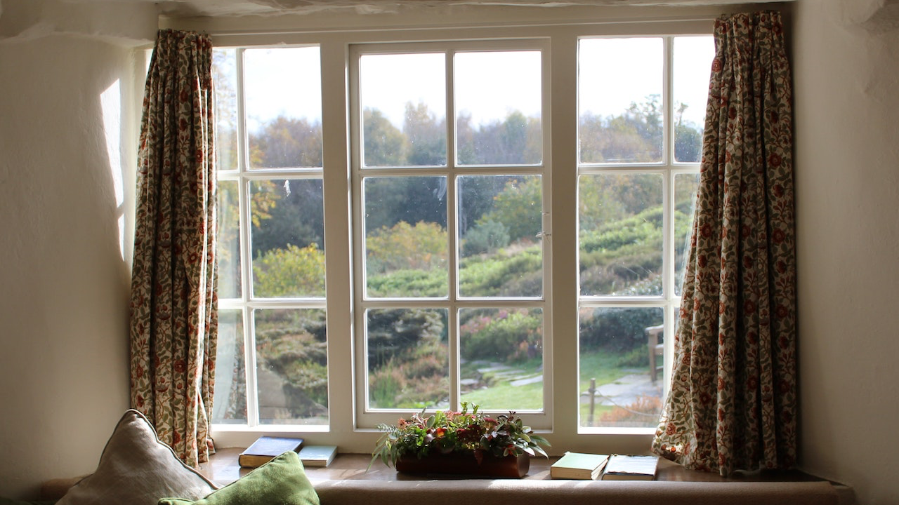 花柄のカーテンのある大きな窓の無料バーチャル背景素材