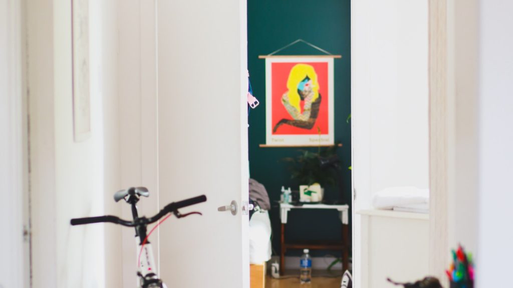 自転車とアートのある部屋の無料バーチャル背景素材