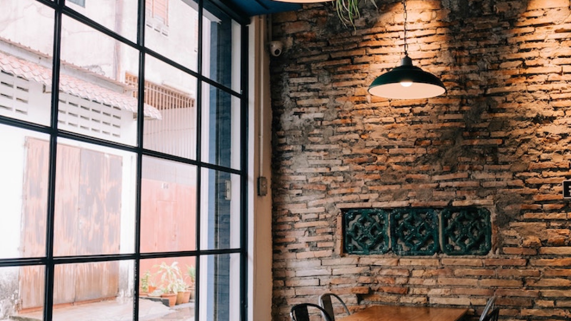 打ち合わせに使える無料のバーチャル背景 大きな窓のあるカフェのレンガの壁 バーチャル背景の素材集 V背景