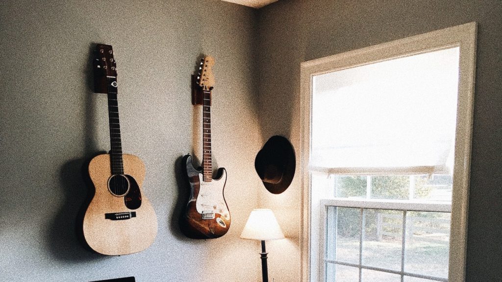 ギターと大きな窓のある部屋の無料バーチャル背景素材