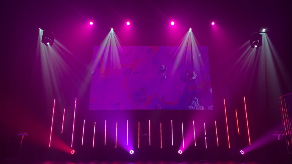 紫のライトのステージの無料バーチャル背景素材