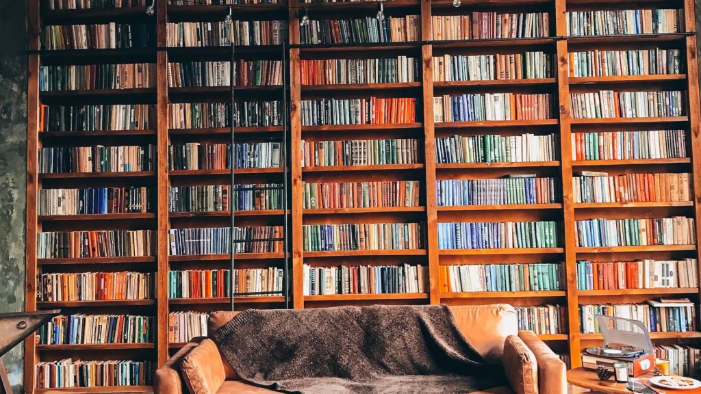 壁一面の本とソファー