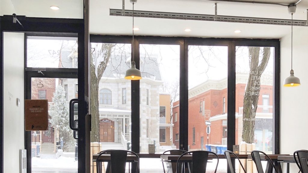 雪景色の街が見える大きなカフェの窓