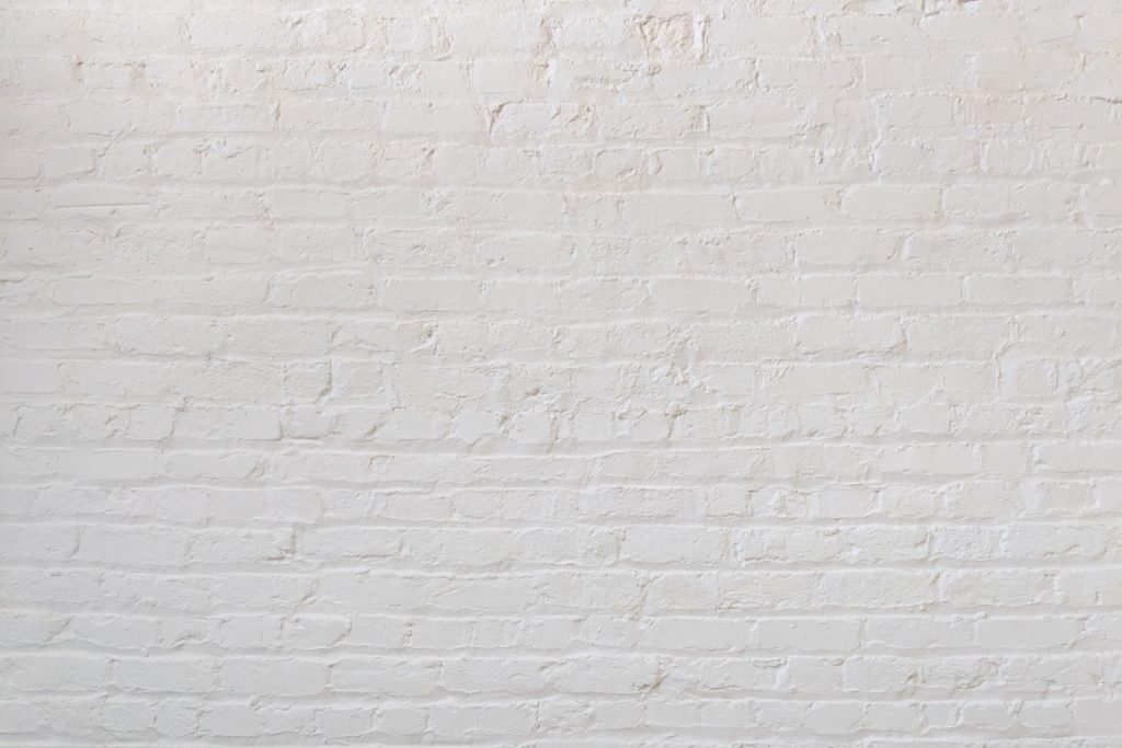 白く塗られたレンガの壁