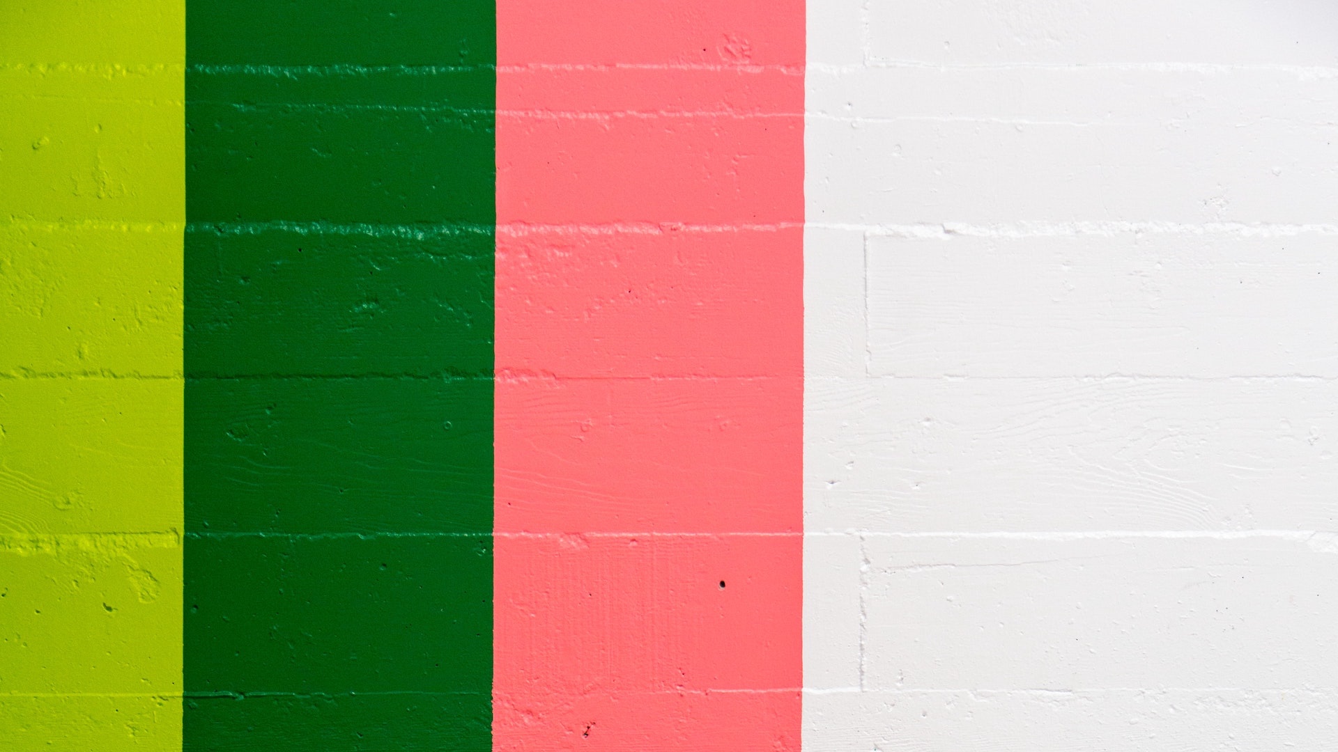 緑とピンクと白にペイントされた壁