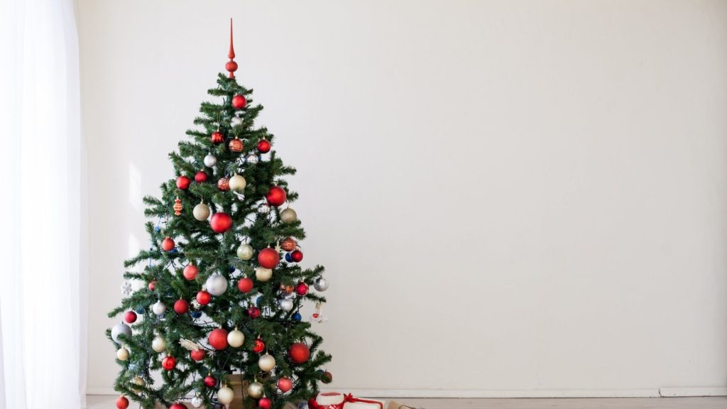 クリスマスツリーのある白い壁の部屋