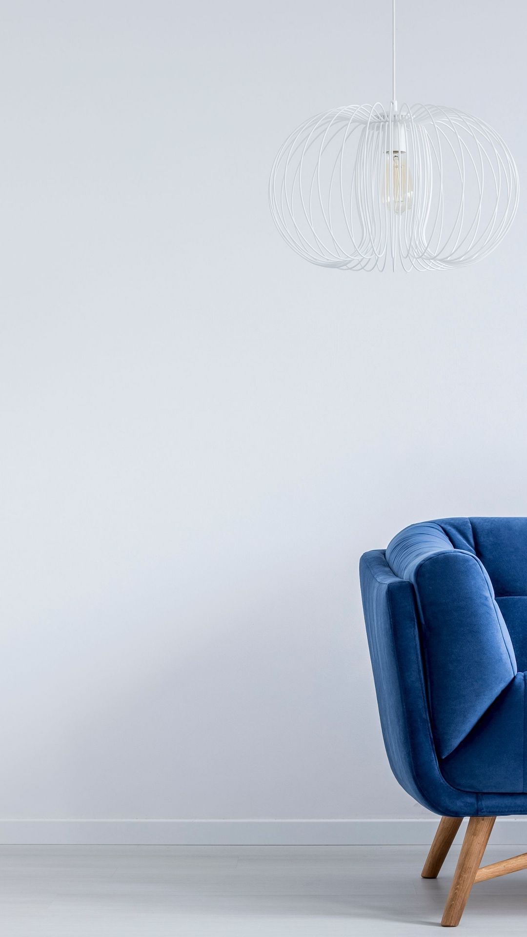 青いソファーと白い壁（縦型）