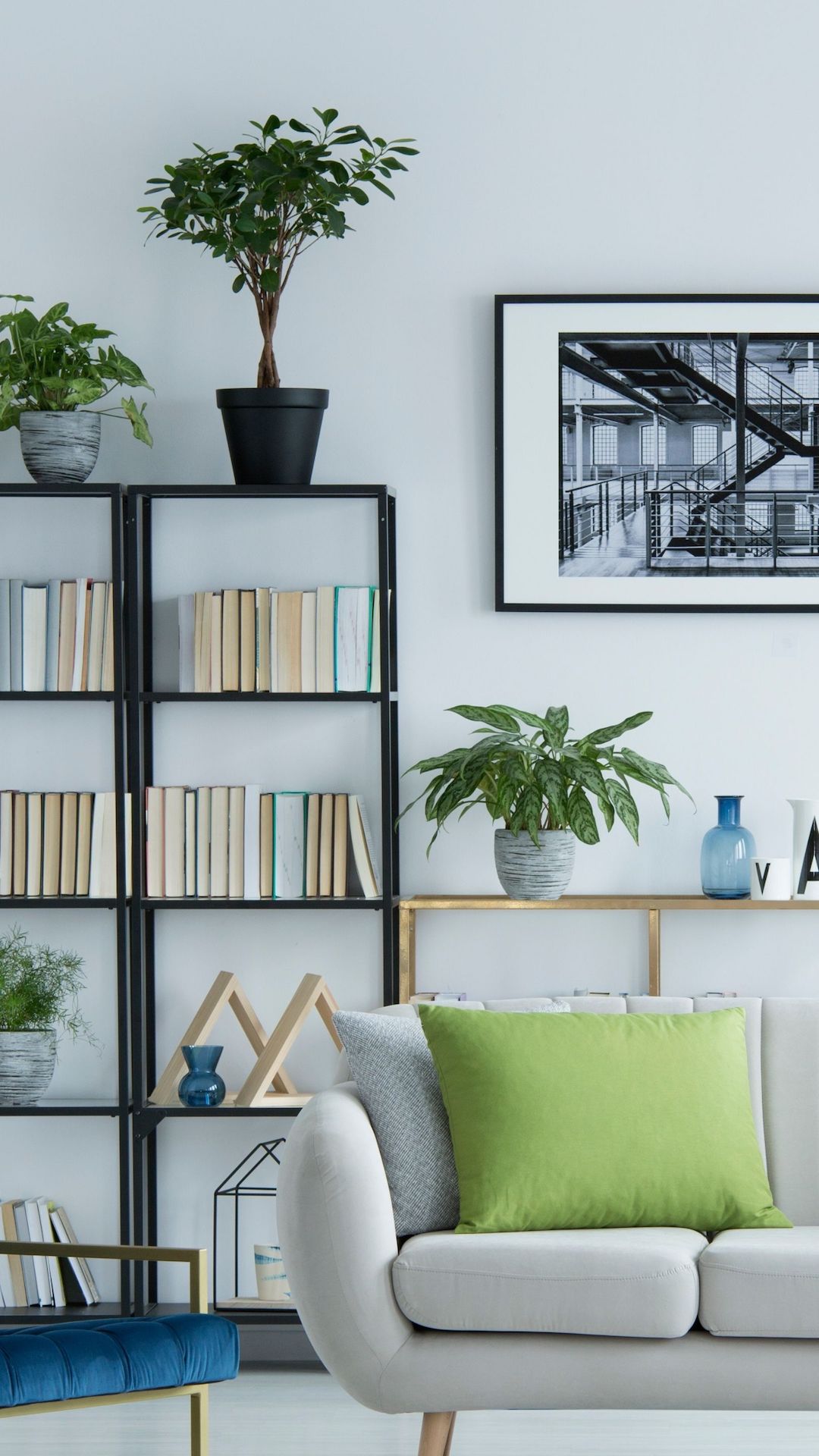 本棚と観葉植物と白いソファーのある部屋（縦型）