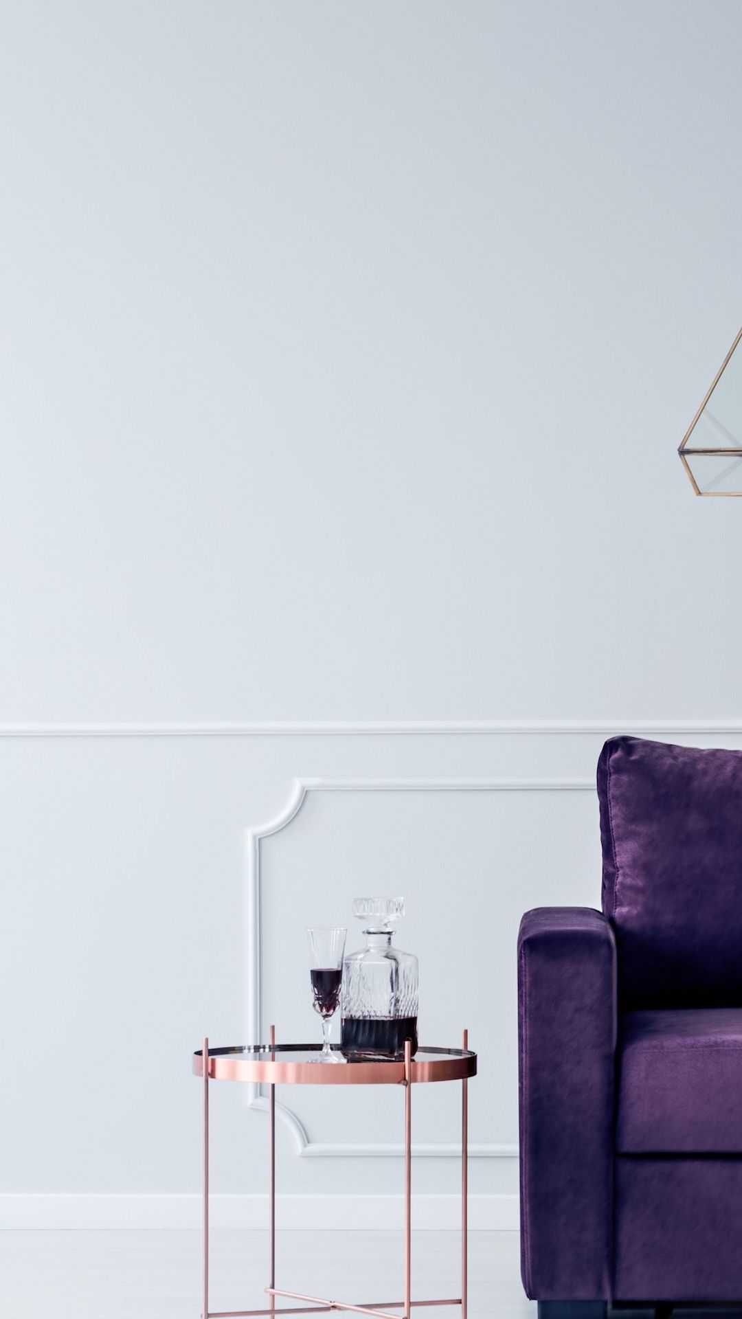 紫のソファーのある白い壁の部屋（縦型）