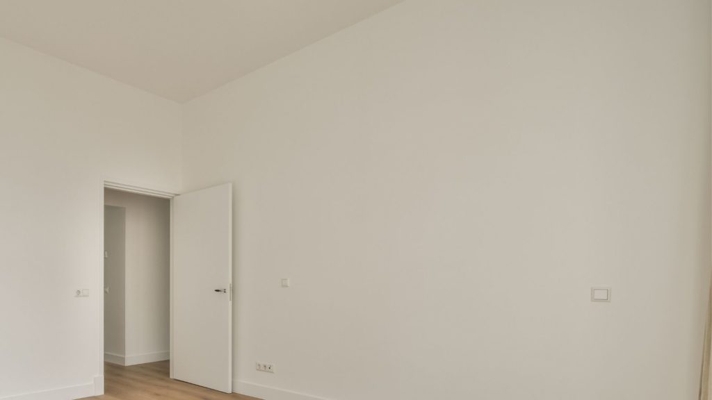 白い壁とドアのシンプルなバーチャル背景