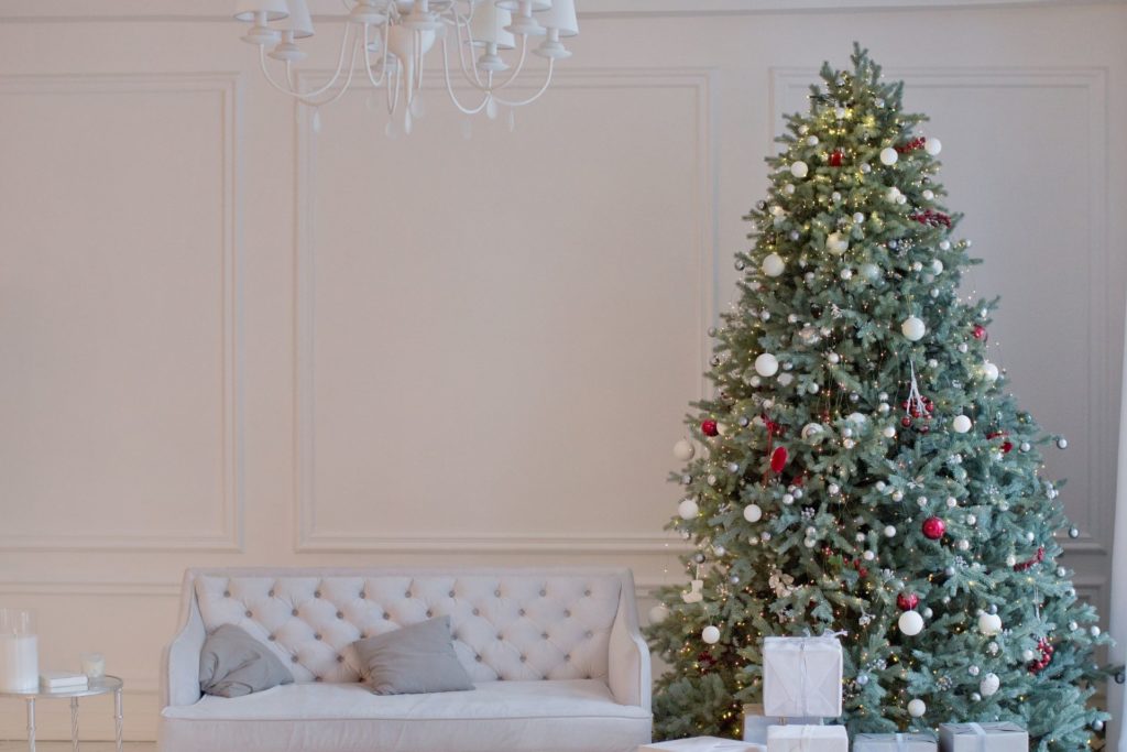 クリスマスツリーとソファーのある部屋