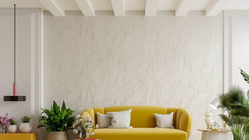 黄色いソファーのある部屋