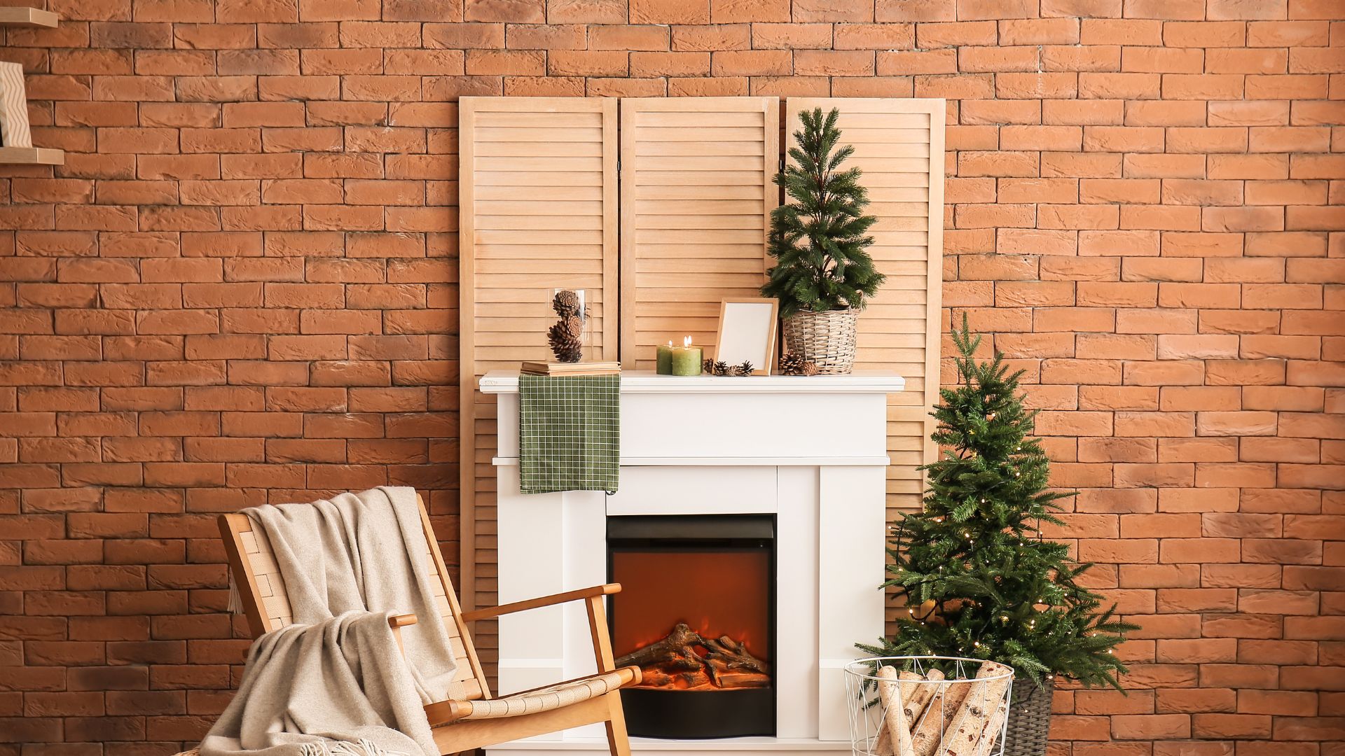 暖炉とクリスマスツリーのあるレンガの壁